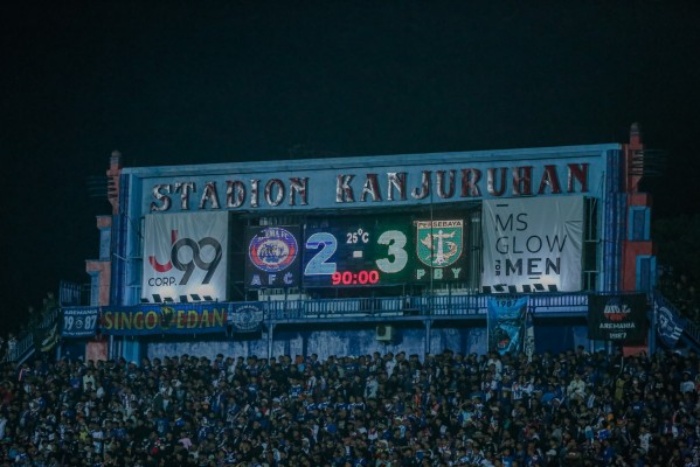 Mengenang memori tragis dua tahun tragedi Kanjuruhan yang melibatkan pemain Persebaya Surabaya sebagai korban. (Persebaya) - Image