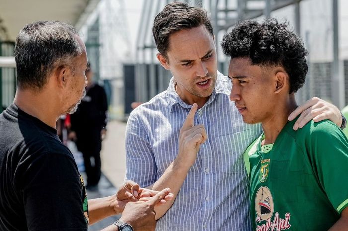 Pelatih Persebaya Paul Munster saat memberikan arahan kepada Alfan Suaib sebelum melakoni laga melawan Madura United U-20. (Persebaya) - Image