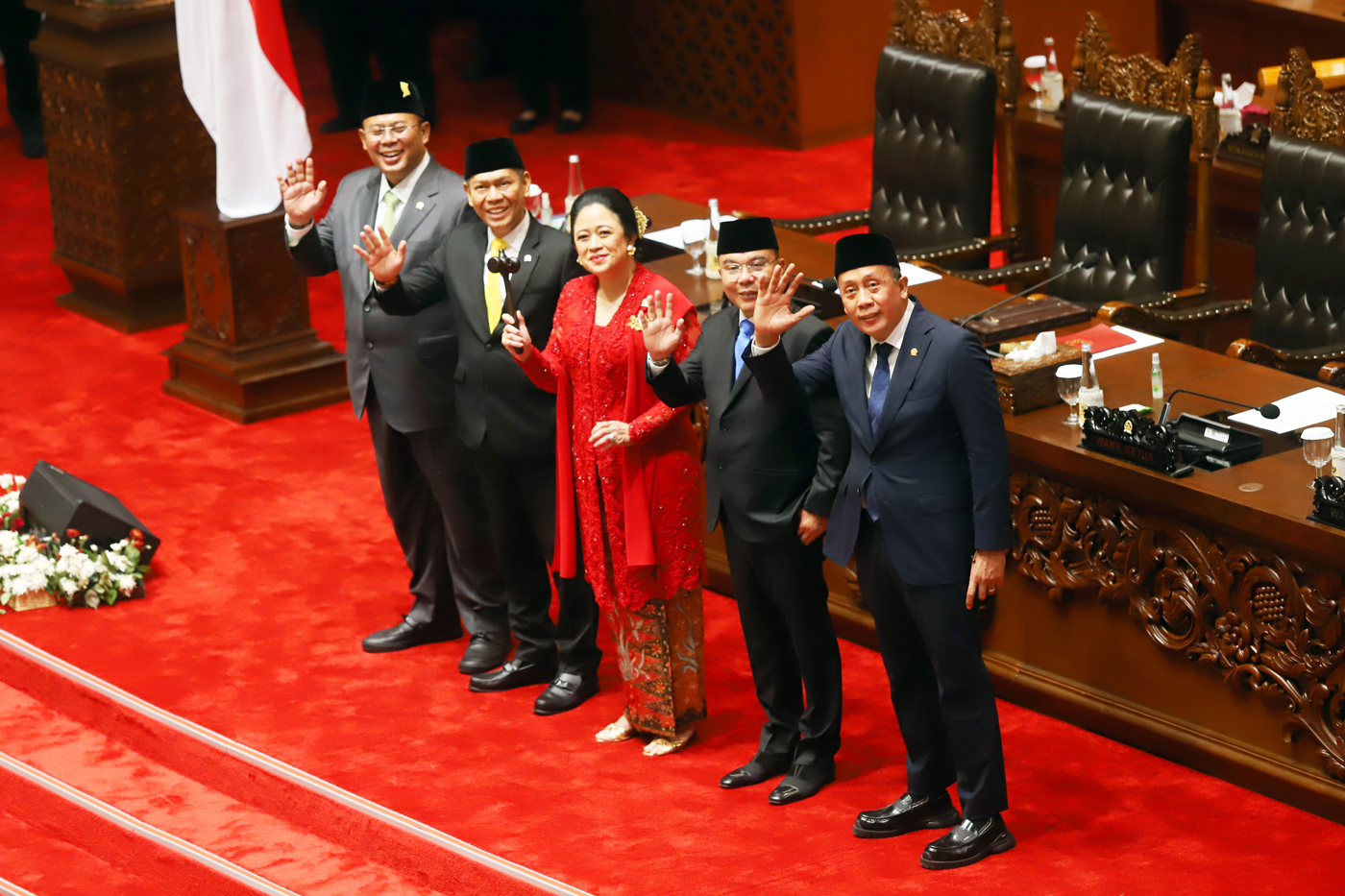 Ketua DPR periode 2024-2029 Puan Maharani mengangkat palu sidang usai ditetapkan menjadi Ketua DPR periode 2024-2029 didampingi Wakil Ketua DPR Adis Kadir, Sufmi Dasco Ahmad, Saan Mustopa dan Cucun Ahmad Syamsurizal saat Rapat Paripuran DPR di Gedung Nusa - Image
