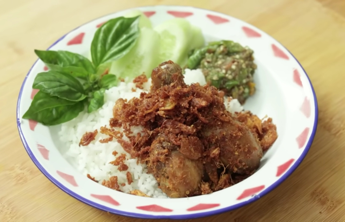 Resep Ayam Goreng Serundeng Bawang yang Enak./Tangkap Layar YouTube Devina Hermawan - Image