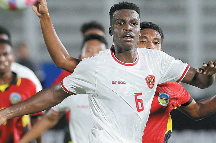 : Penampilan pemain Indonesia U-20 Meshaal Hamzah saat menghadapi Timor Leste pada kualifikasi Piala Asia U-20 grup F di Stadion Madya, Jakarta, Jumat (27/9). (Haritsah Almudatsir/Jawa Pos) - Image