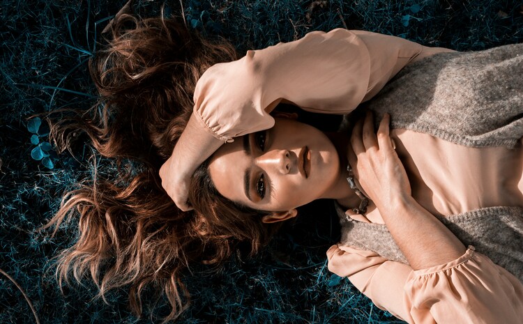 Ilustrasi perempuan yang berekspektasi tinggi pada lelaki./LuisMachado./Unsplash.com - Image