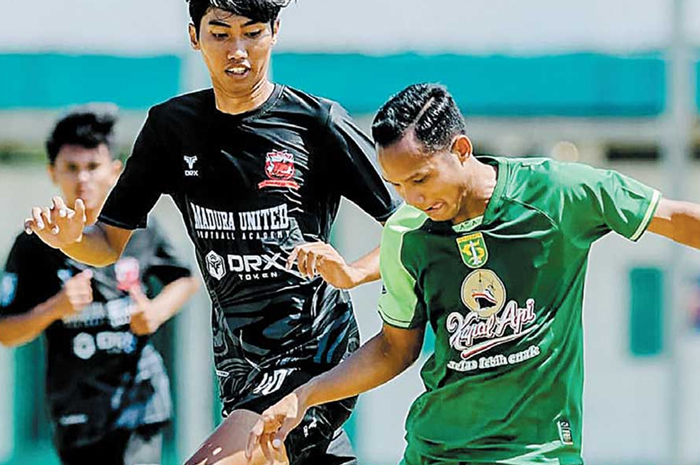 SITUASI LAGA: Aksi Oktavianus Fernando saat bertanding memperkuat Persebaya U-20 menghadapi Madura United U-20 di ELite Pro Academy 2024 Minggu (29/9). (Persebaya) - Image