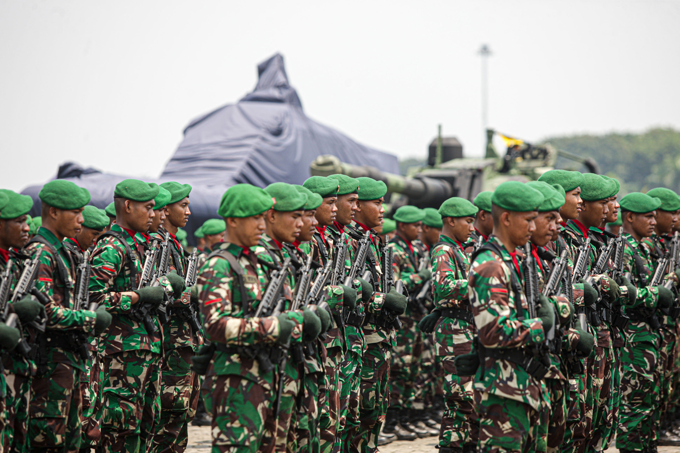 Sejumlah prajurit melakukan gladi jelang HUT TNI di Monumen Nasional (Monas), Jakarta, Selasa (01/10/2024). (Hanung Hambara/Jawa Pos) - Image