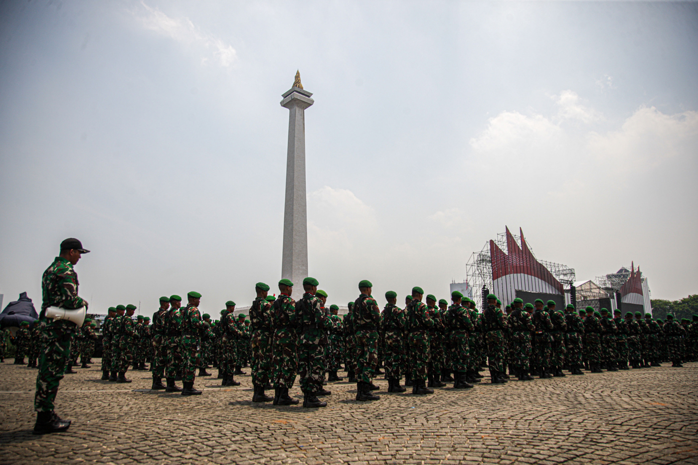Ilustrasi prajurit TNI di Monumen Nasional (Monas). (Hanung Hambara/Jawa Pos) - Image