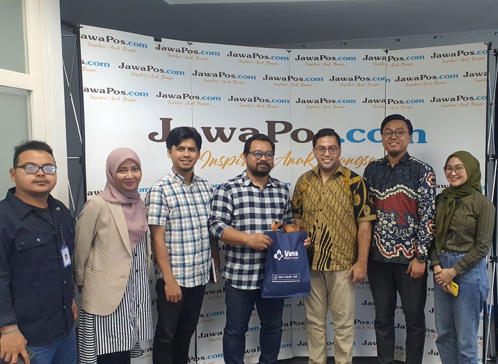 Tim Redaksi dan Bisnis Jawa Pos Media bersama tim dari Vena Wasir Center di Gedung Graha Pena, Jakarta, Rabu (2/10). (Jatu/JawaPos.com) - Image
