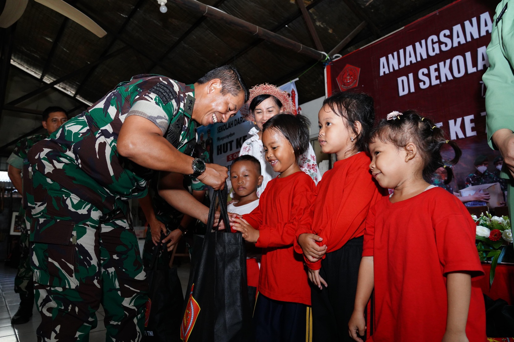 Asisten Teritorial Panglima TNI Mayjen TNI Novy Helmy Prasetya mengunjungi Sekolah Darurat Kartini untuk berbagi kebahagiaan menjelang HUT ke-79 TNI pada 5 Oktober mendatang. (Foto: Puspen TNI) - Image