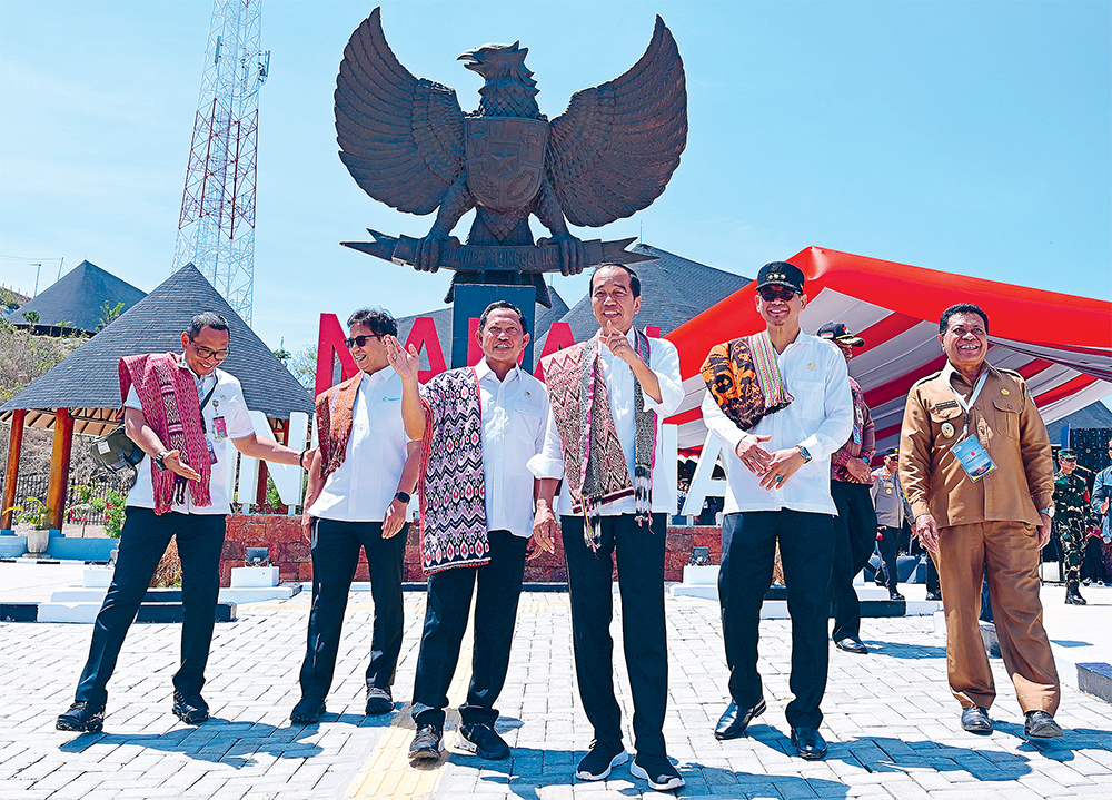 WILAYAH TERLUAR: Presiden Joko Widodo didampingi sejumlah pejabat menteri dan penjabat kepala daerah saat meninjau Pos Lintas Batas Negara (PLBN) Napan di Kabupaten Timor Tengah Utara, NTT (2/10). - Image