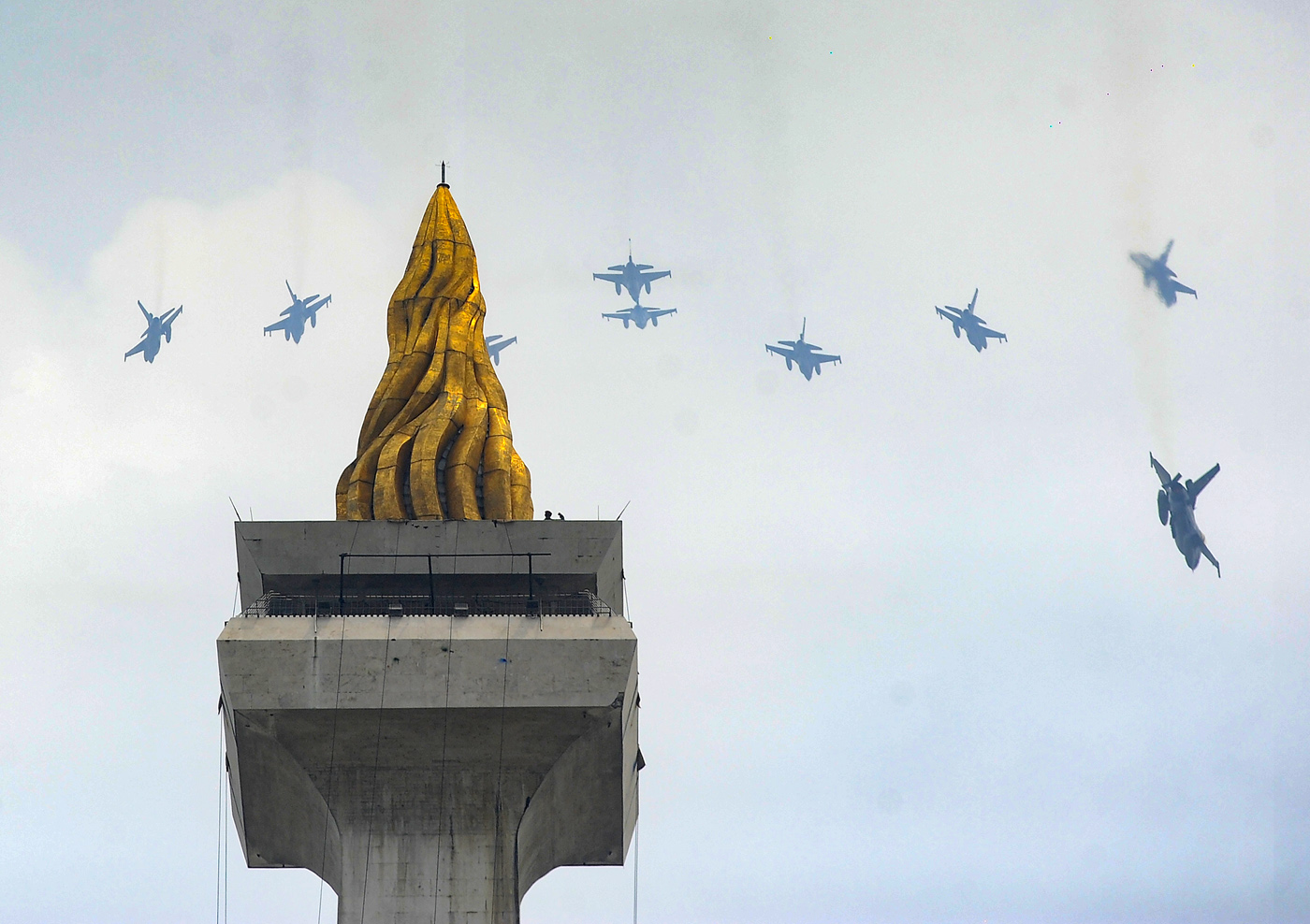 Delapan pesawat tempur F-16 Fighting Falcon TNI AU melakukan flypass dalam gladi bersih Hari Ulang Tahun (HUT) ke-79 Tentara Nasional Indonesia (TNI) di Lapangan Silang Monumen Nasional (Monas), Gambir, Jakarta Pusat, Kamis (3/10/2024). (Dery Ridwansah/ J - Image