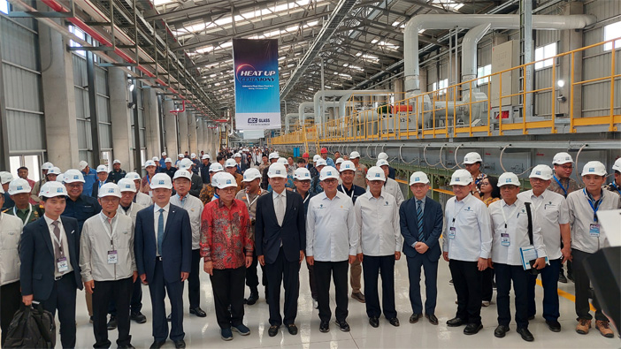 Menteri Investasi/Kepala BKPM, Rosan Roeslani meresmikan PT KCC Glass Indonesia, di Kawasan Industri Terpadu (KIT) Batang, Jawa Tengah, Kamis (3/10)/Foto: Dimas Choirul Jawapos.com - Image