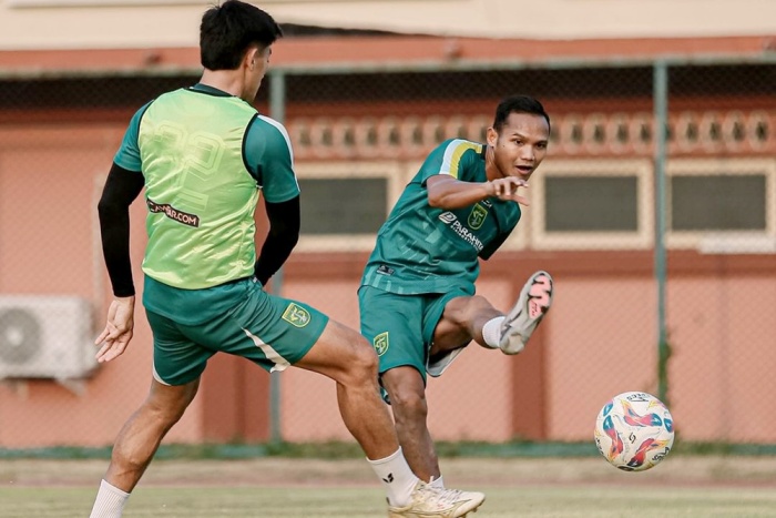 Oktavianus Fernando (kanan) ketika menjalani latihan bersama Persebaya Surabaya. Ofan legowo ketika tampil bersama skuad EPA Persebaya U-20. (LIB) - Image