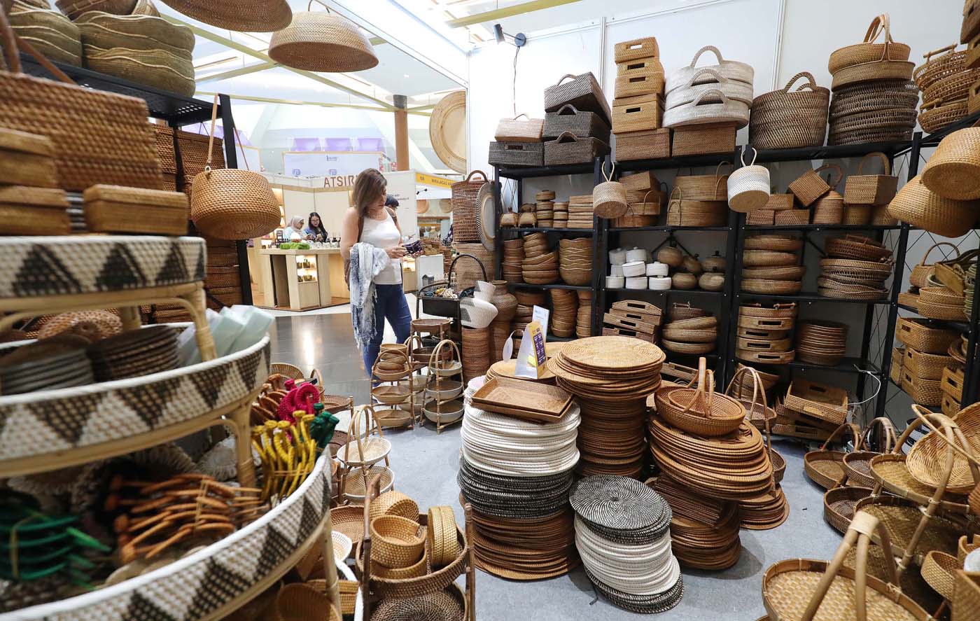 Suasana Pameran Inacraft Oktober 2024 yang digelar di JCC, Jakarta, beberapa waktu lalu. (Fedrik Tarigan/ Jawa Pos) - Image