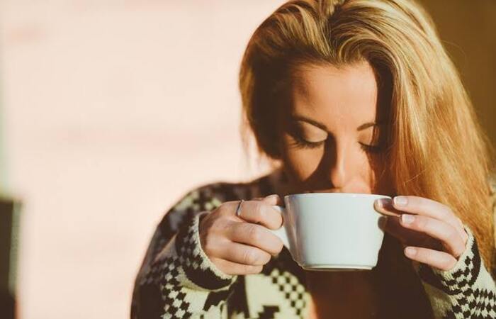 Ilustrasi minum malam hari./Pixabay - Image