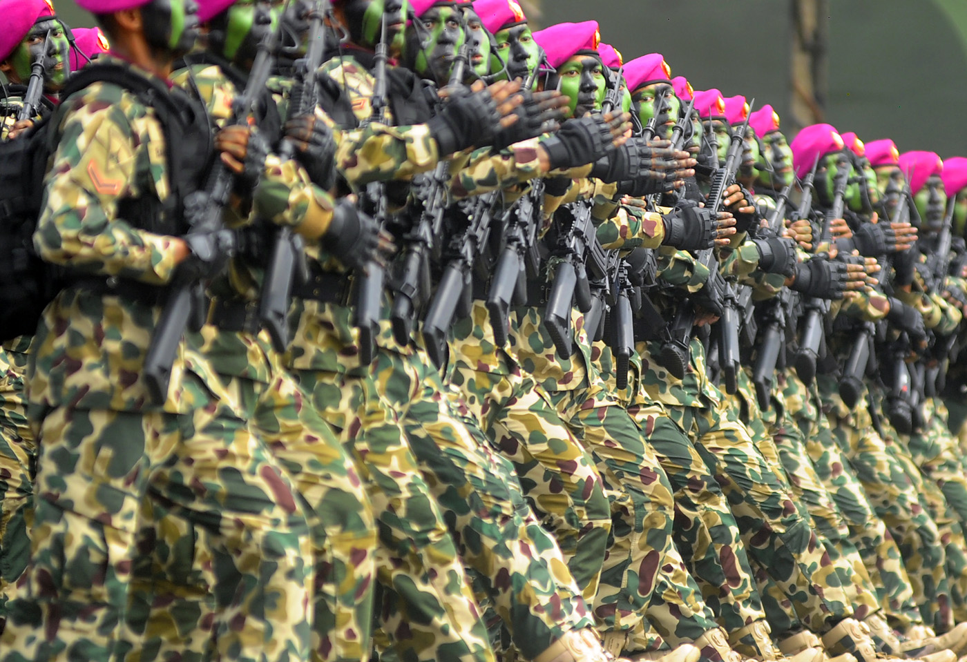 Sejumlah prajurit TNI membuat formasi berbarisan dalam gladi bersih Hari Ulang Tahun (HUT) ke-79 Tentara Nasional Indonesia (TNI) di Lapangan Silang Monumen Nasional (Monas), Gambir, Jakarta Pusat, Kamis (3/10/2024). (Dery Ridwansah/ JawaPos.com) - Image