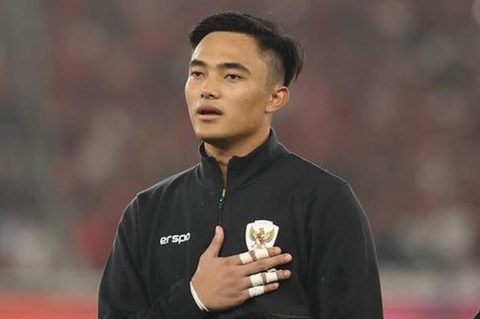 Kiper Persebaya Surabaya Ernando Ari sering buka sesi curhat di Timnas Indonesia bersama Maarten Paes. (Instagram/@nandoariiiss) - Image