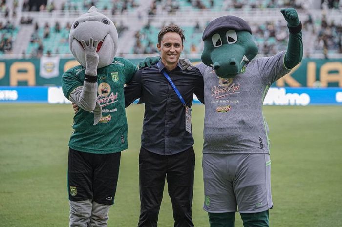 Paul Munster punya alasan khusus selalu tampil rapi dan berkelas untuk menunjukkan kedisiplinan dan profesionalismenya sebagai pelatih kepala Persebaya Surabaya. (Instagram/@coach.munster) - Image