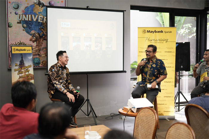 (Ki-ka) Aliang Sumitro, Head Wealth Management Maybank Indonesia dan Romy Buchari, Direktur Perbankan Syariah Maybank Indonesia di acara Maybank Shariah Wealth Management di Jakarta, Kamis (3/10). - Image