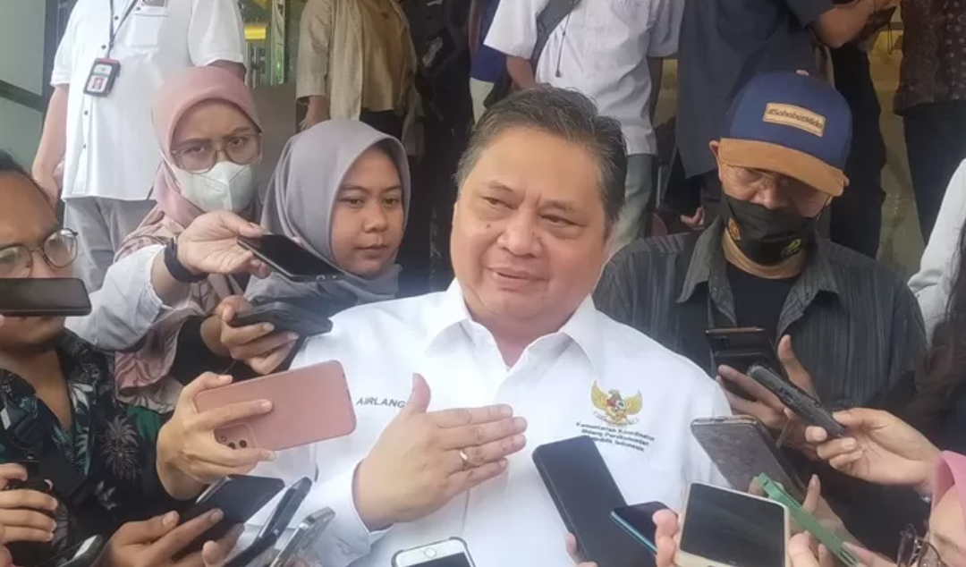 Menteri Koordinator Bidang Perekonomian, Airlangga Hartarto, mengklaim bahwa deflasi 5 bulan berturut-turut bukan tanda pelemahan daya beli masyarakat. (Nurul Fitriana/JawaPos.com) - Image