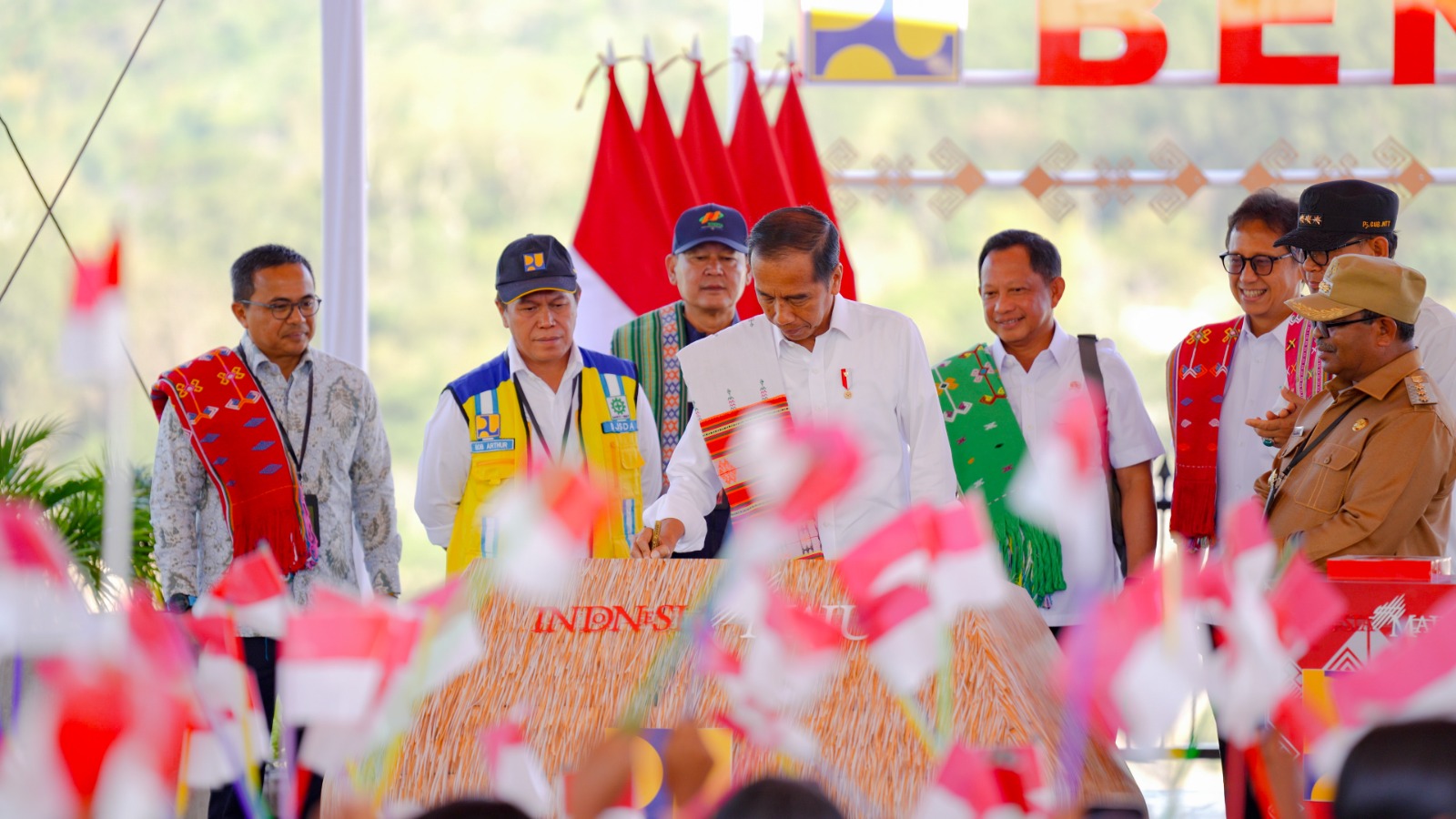 Presiden Joko Widodo (tengah) bersama Menteri dalam negeri dan Menteri Kesehatan didampingi PJ gubernur NTT dan Bupati Timor Tengah Selatan (TTS) saat meresmikan bendungan Temef. (ANTARA) - Image