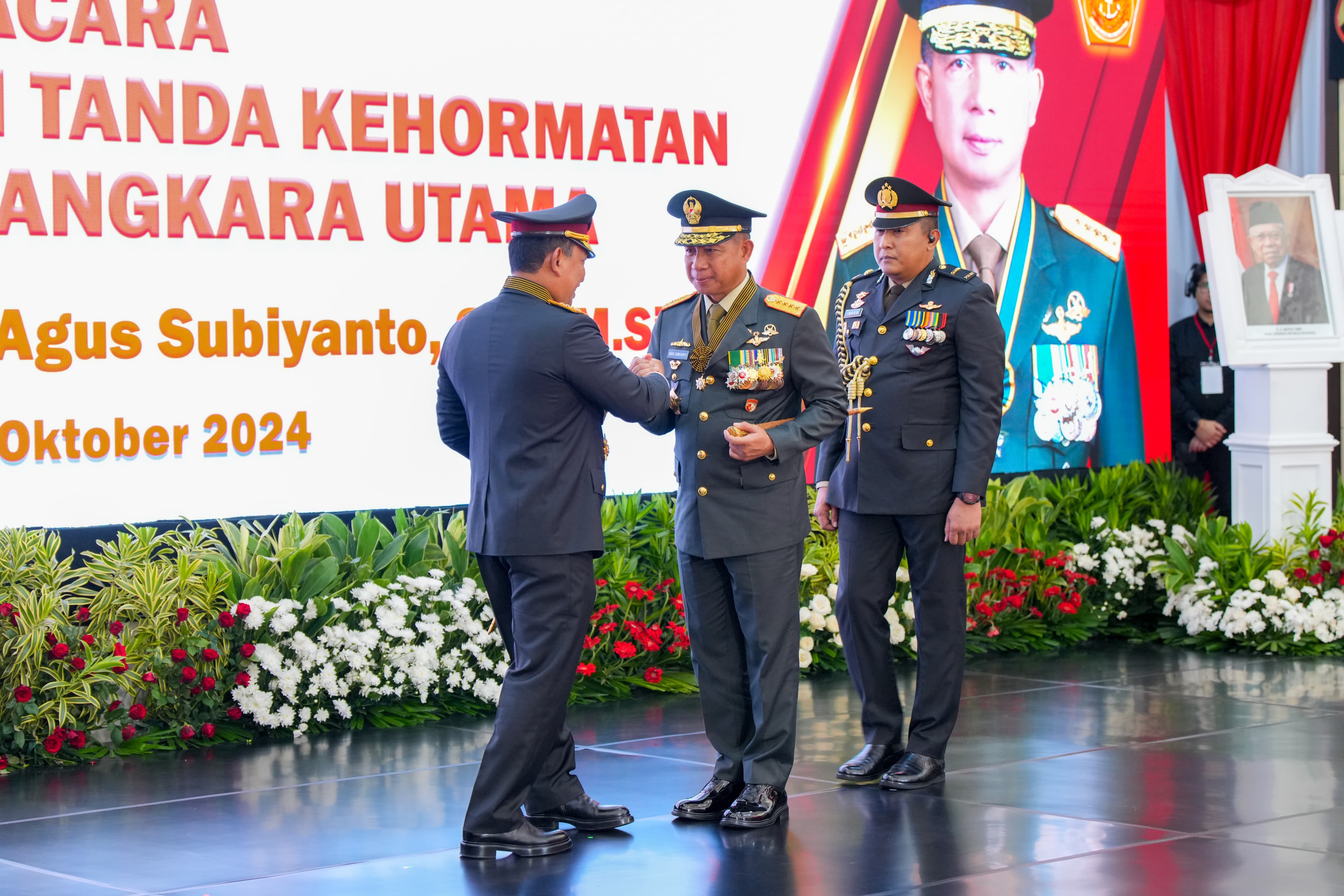 Kapolri Jenderal Polisi Listyo Sigit Prabowo menyematkan tanda kehormatan Bintang Bhayangkara Utama kepada para pimpinan TNI. (Polri) - Image