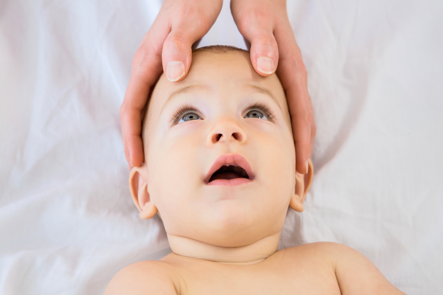 Ilustrasi bayi sedang dipijat (Freepik) - Image