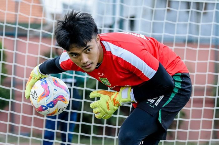 Bintang Persebaya Surabaya Ernando Ari siap bersaing secara sehat dengan Maarten Paes di Timnas Indonesia. (Instagram/@officialpersebaya) - Image