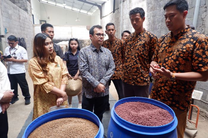 Wamenkominfo Nezar Patria meninjau pengolahan pakan milik pembudi daya mitra eFishery yang menerima manfaat program Desa Perikanan Digital. (Istimewa) - Image