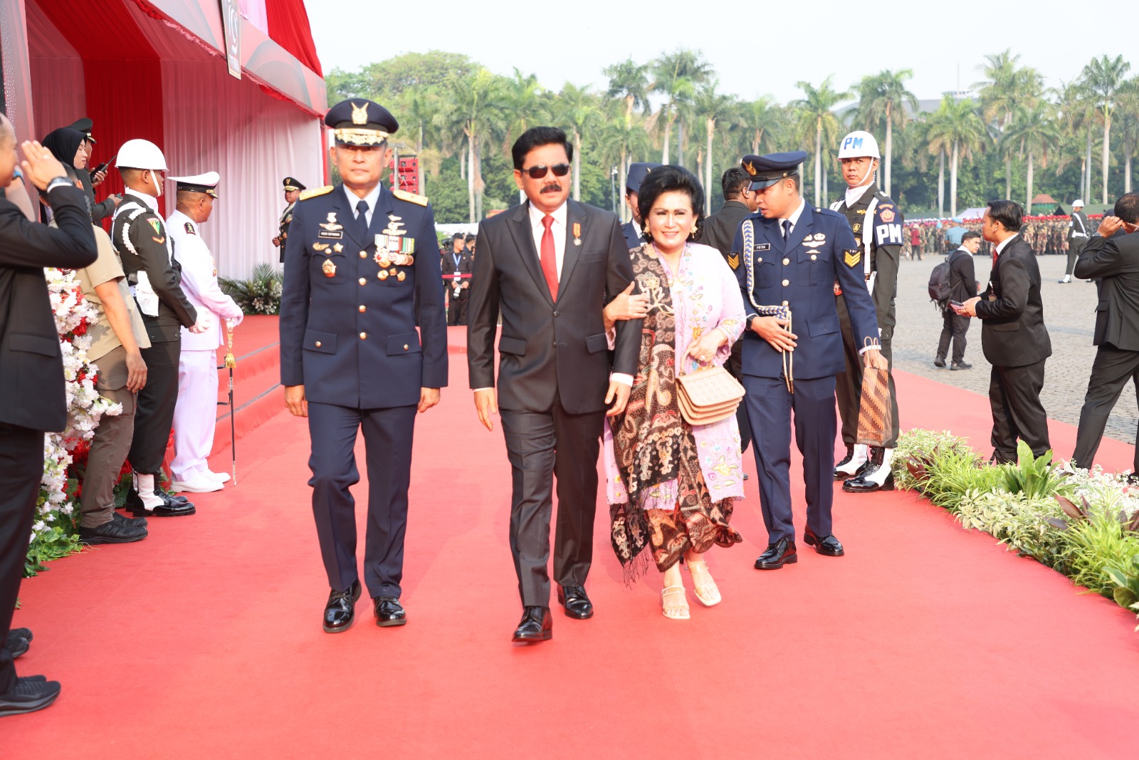 Menko Polhukam Marsekal TNI (Purn) Hadi Tjahjanto hadir dalam acara puncak peringatan HUT ke-79 TNI pada Sabtu (5/10). (Kemenko Polhukam) - Image