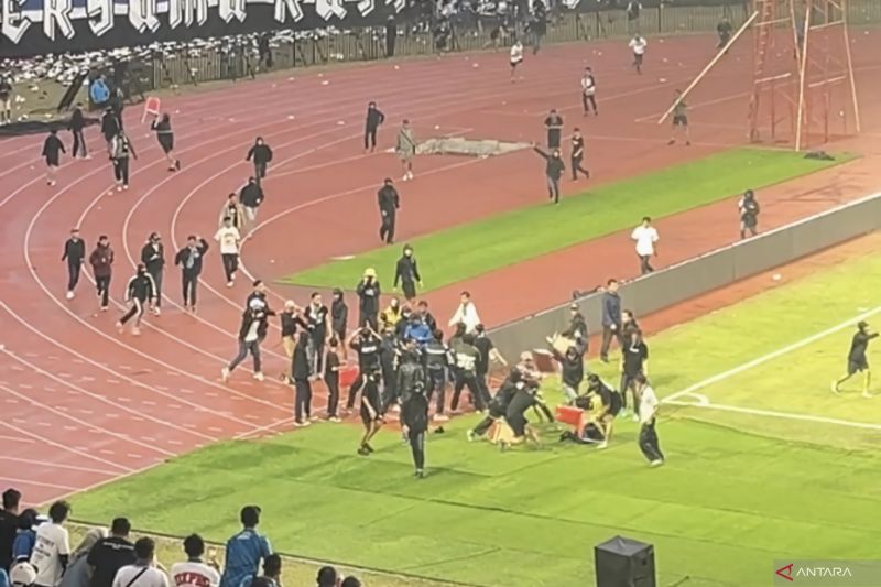 Situasi usai pertandingan Persib melawan Persija tampak para oknum suporter masuk ke lapangan untuk menyerang steward yang sedang bertugas di Stadion Si Jalak Harupat, Kabupaten Bandung. (ANTARA) - Image