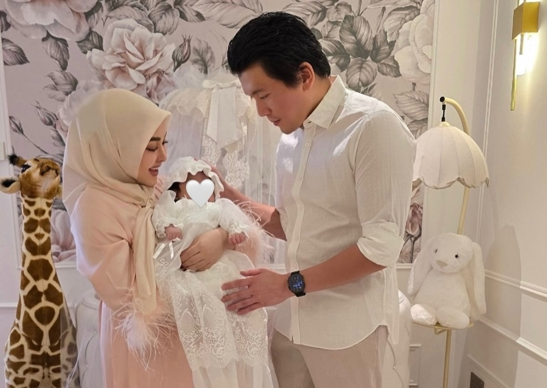 Momen kebersamaan Syahrini dan Reino Barack bersama si buah hati. (Instagram: princessyahrini) - Image
