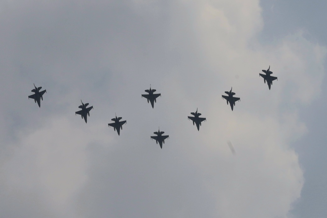 Pesawat tempur F-16 Fighting Falcon TNI AU melakukan flypass saat HUT ke-79 TNI di Jakarta (Dery Ridwansah/ JawaPos.com) - Image