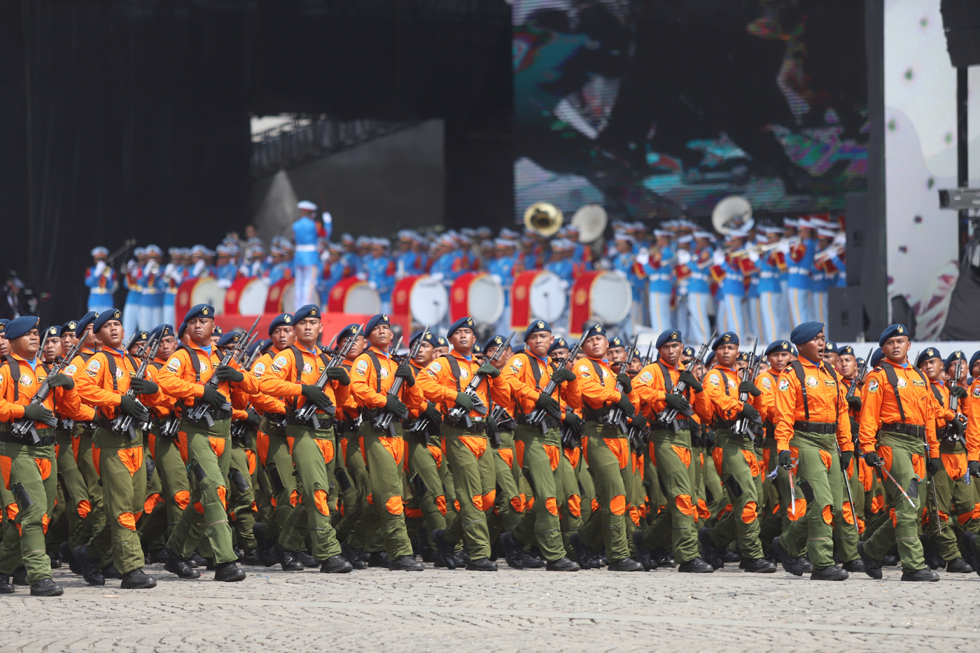 Prajurit Korps Penerbang TNI AU saat defile pada peringatan Hari Ulang Tahun (HUT) ke-79 Tentara Nas