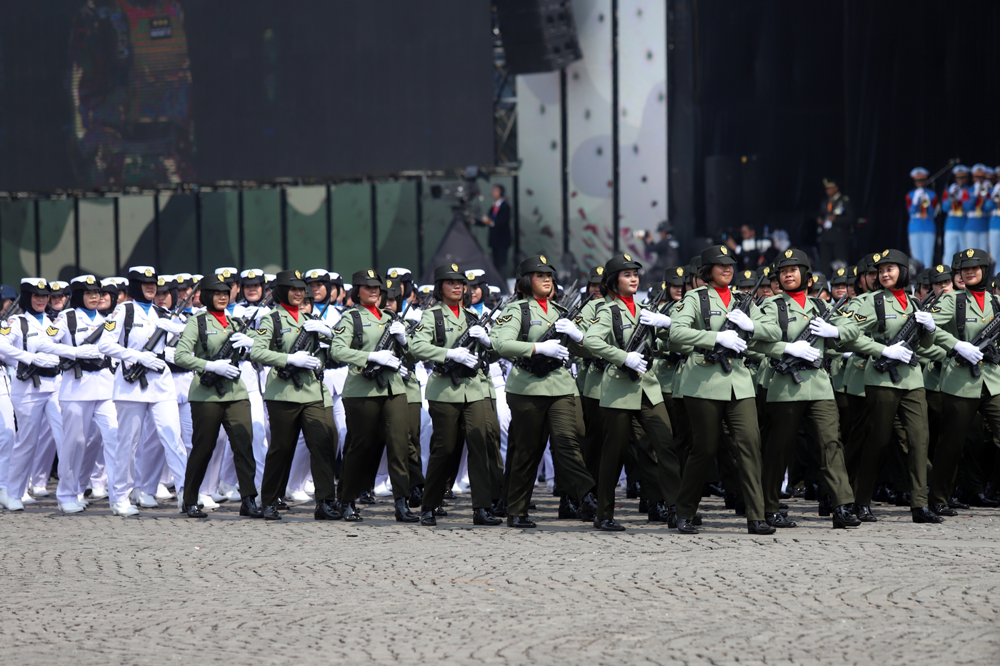 Prajurit Korps Wanita Angkatan Darat (Kowad) + Korps Wanita Angkatan Laut (Kowal) saat defile pada p