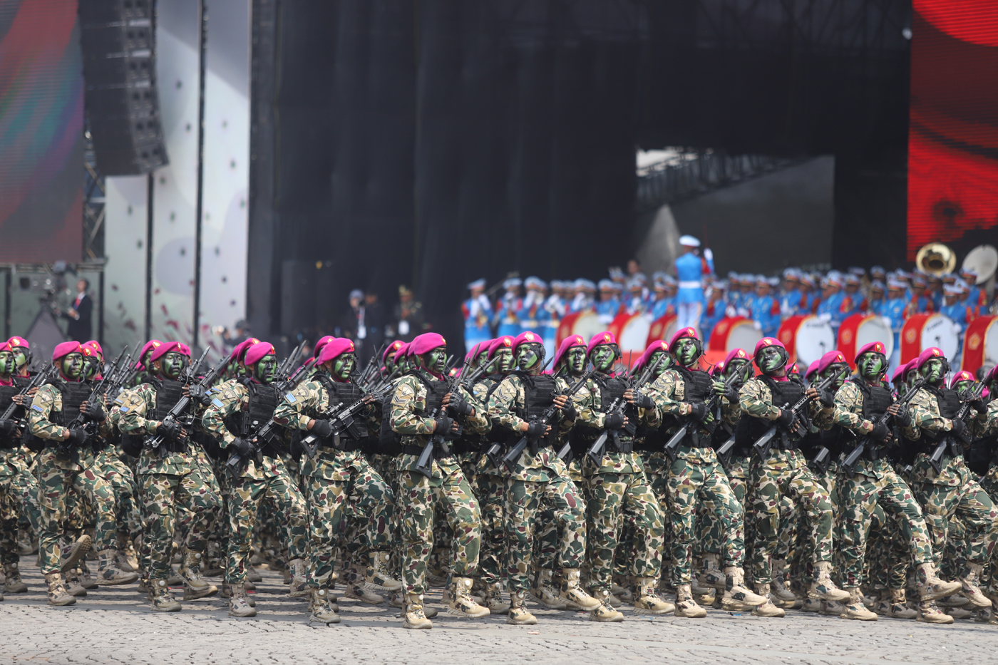 Prajurit Marinir TNI  AL saat melakukan defile pada peringatan Hari Ulang Tahun (HUT) ke-79 Tentara