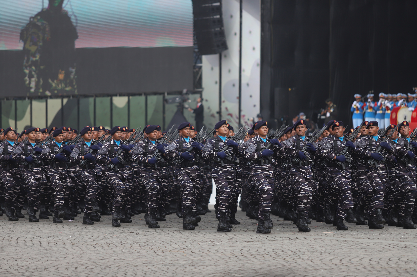 Prajurit Komando Lintas Laut Militer (Kolinlamil) TNI AL saat defile pada peringatan Hari Ulang Tahu