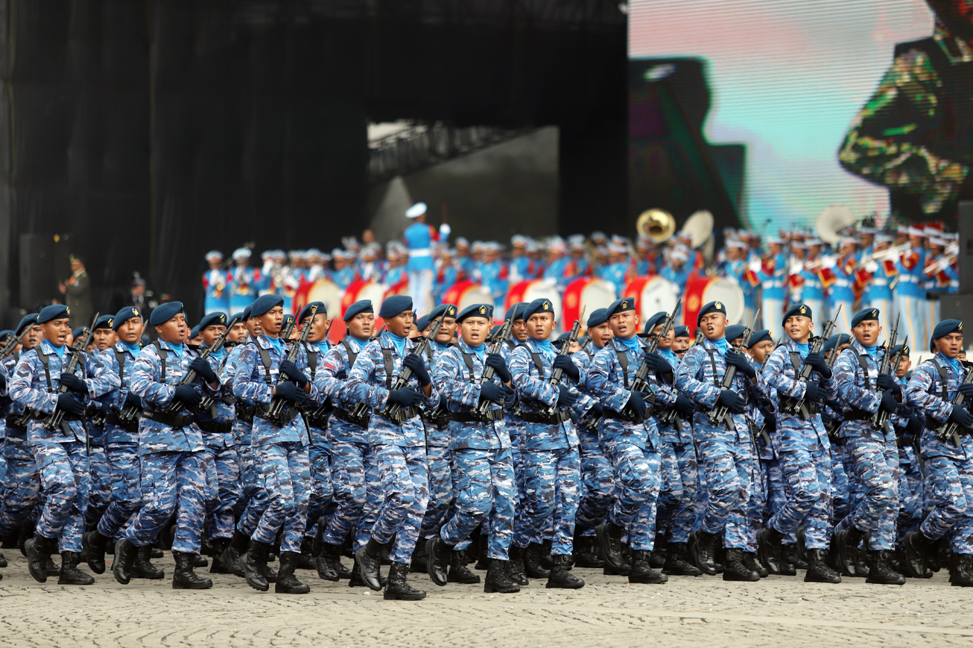 Prajurit TNI AU saat melakukan defile pada peringatan Hari Ulang Tahun (HUT) ke-79 Tentara Nasional Indonesia (TNI) di Lapangan Silang Monumen Nasional (Monas), Gambir, Jakarta, Sabtu (5/10/2024). (Dery Ridwansah/ JawaPos.com) 