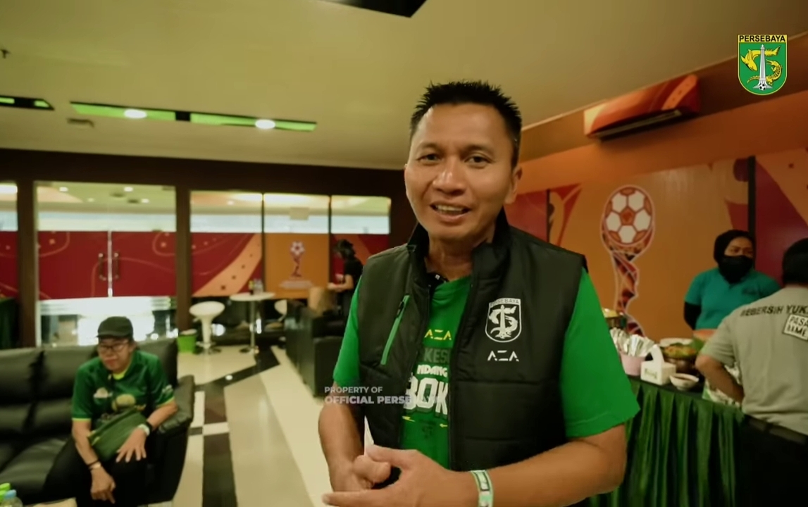 CEO Persebaya, Azrul Ananda, saat melakukan tur ruangan VVIP Suites Stadion GBT. (Screenshot YouTube Persebaya) - Image