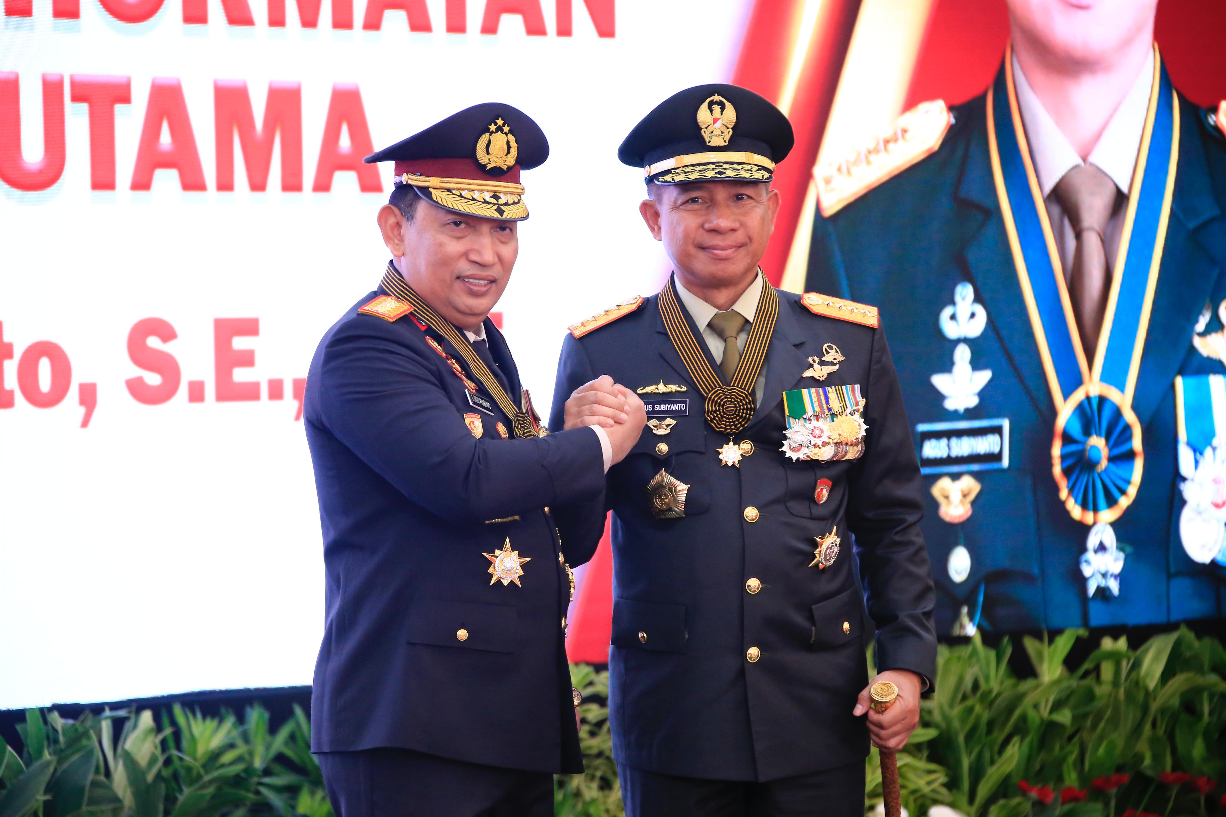 Kapolri Jenderal Listyo Sigit Prabowo usai memberikan tanda kehormatan kepada Panglima TNI Jenderal Agus Subiyanto. (Mabes Polri) - Image