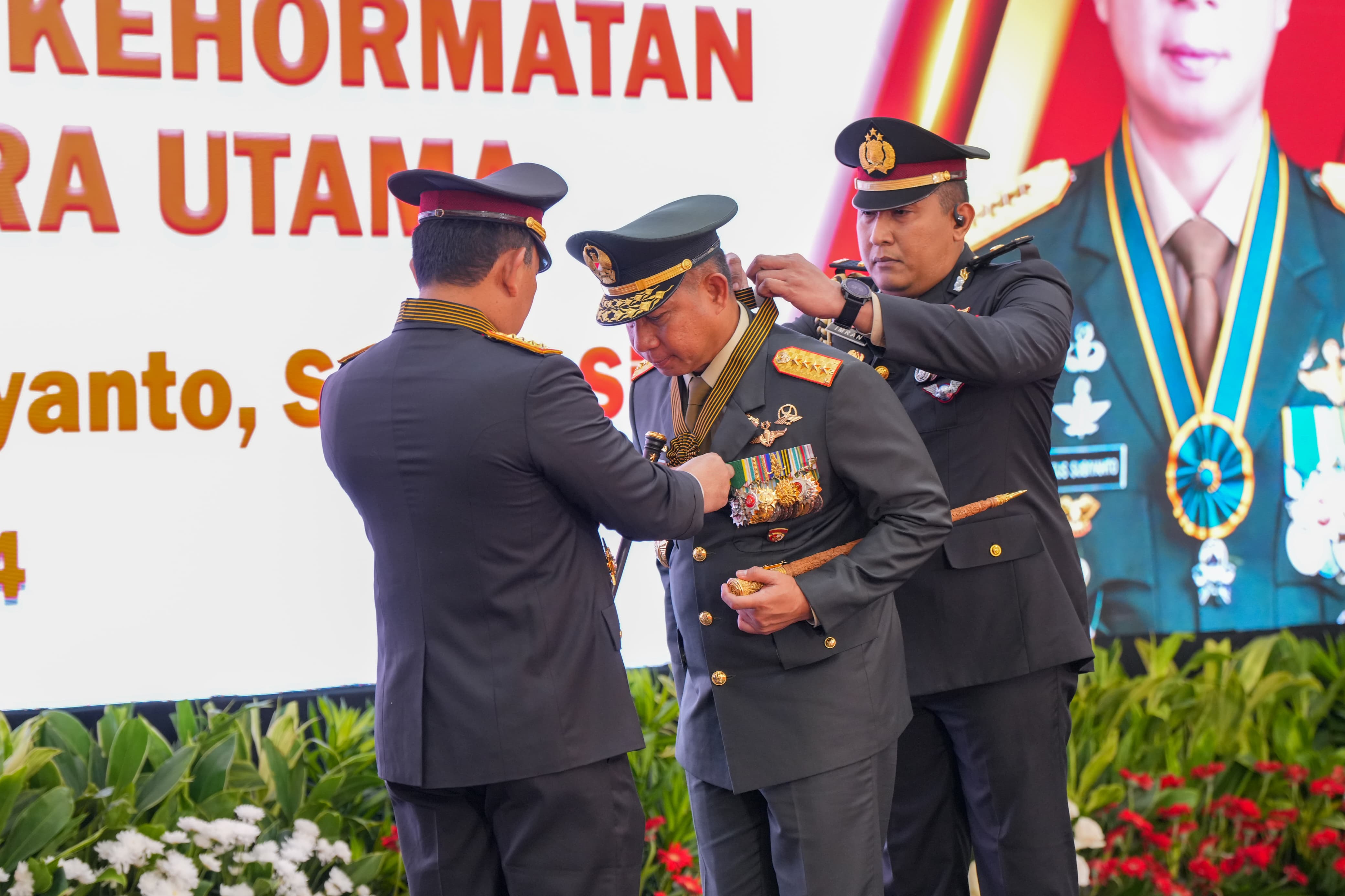 Kapolri Jenderal Listyo Sigit Prabowo saat menganugerahkan Bintang Bhayangkara Utama kepada Panglima TNI Jenderal Agus Subiyanto. (Mabes Polri) - Image