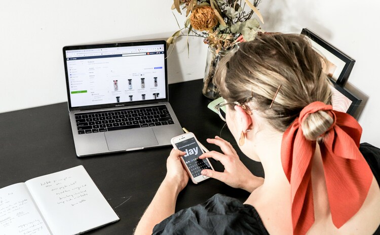 Potret orang yang bermain media sosial. (Unsplash.com/SocialCut) - Image
