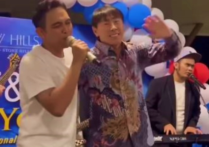 Shin Tae-yong (kanan) kedapatan mendampingi Indra Sinaga, vokalis Ada Band, dalam sebuah acara konser. (Instagram/@pemain.keduabelass) - Image