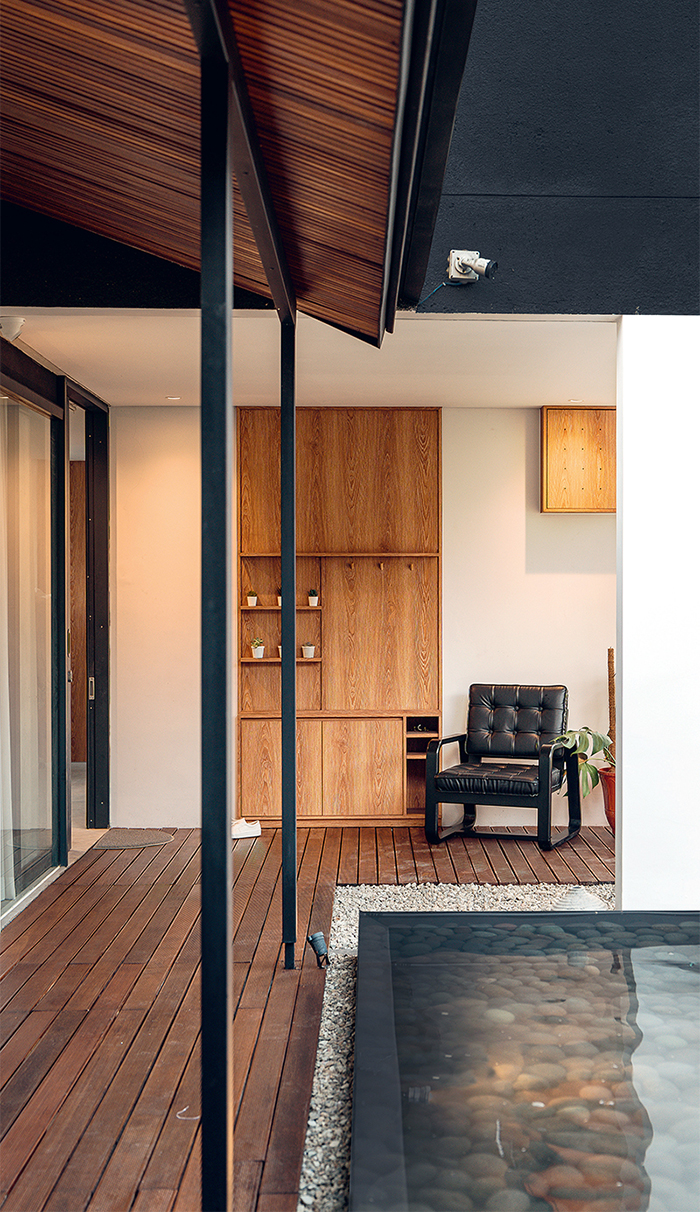 ENTRANCE: Akses masuk melalui lorong semi-outdoor yang terdapat kolam di sampingnya. (FOTO-FOTO: ADITYA WIRATAMA (BIRKA LOCI) UNTUK JAWA POS)