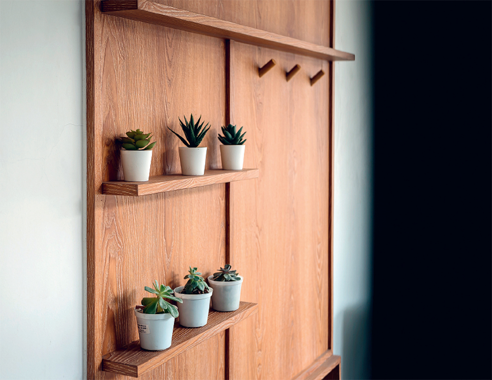 Panel dinding menghasilkan nuansa homey. (FOTO-FOTO: ADITYA WIRATAMA (BIRKA LOCI) UNTUK JAWA POS)