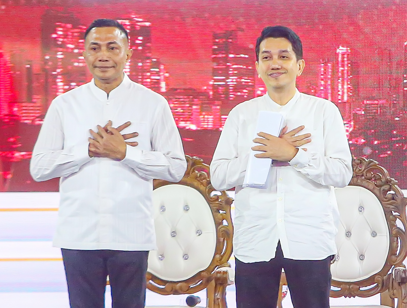 Pasangan calon Gubernur-Wakil Gubernur DKI Jakarta nomor urut dua Dharma Pongrekun dan Kun Wardana Abyoto mengikuti debat pertama pasangan Calon Gubernur dan Wakil Gubernur DKI Jakarta tahun 2024 di JIExpo Kemayoran, Jakarta, Minggu (6/10/2024). (Dery Ri - Image