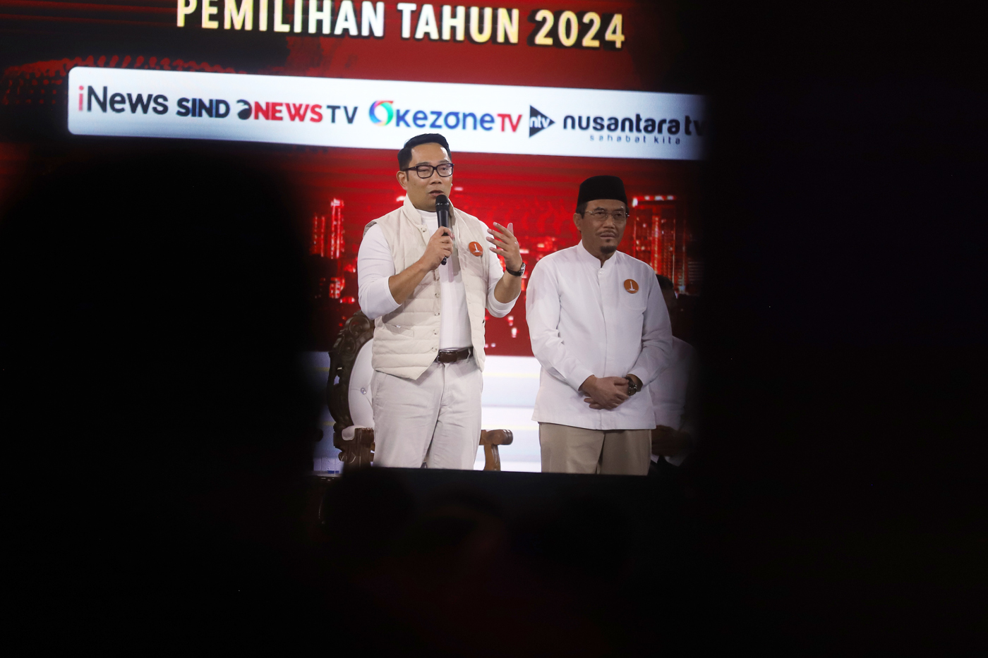 Pasangan calon Gubernur-Wakil Gubernur DKI Jakarta nomor urut satu Ridwan Kamil dan Suswono mengikuti debat pertama pasangan Calon Gubernur dan Wakil Gubernur DKI Jakarta tahun 2024 di JIExpo Kemayoran, Jakarta, Minggu (6/10/2024). (Dery Ridwansah/ JawaPo - Image
