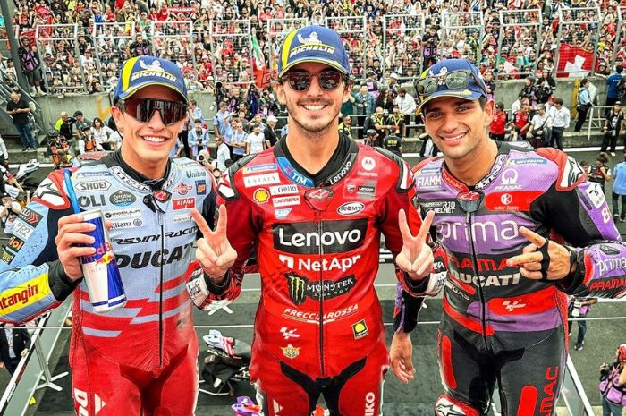 Jorge Martin (kanan) harus waspada dengan performa Francesco Bagnaia (tengah) yang bisa mengudeta posisinya dari puncak klasemen MotoGP 2024. (Instagram/@motogp) - Image