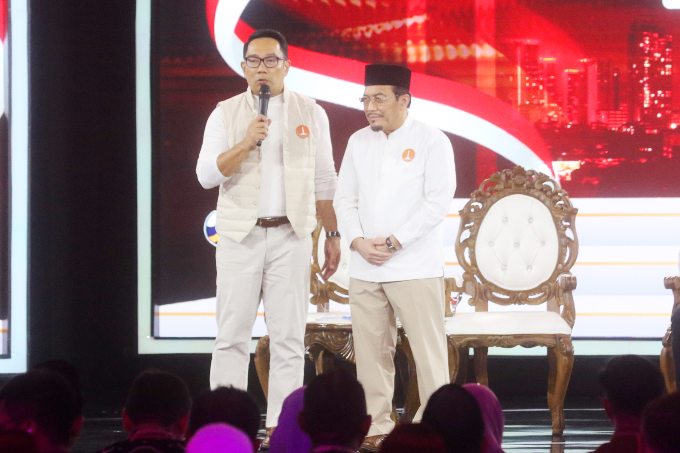 Pasangan calon Gubernur-Wakil Gubernur DKI Jakarta nomor urut satu Ridwan Kamil dan Suswono mengikuti debat pertama pasangan Calon Gubernur dan Wakil Gubernur DKI Jakarta tahun 2024 di JIExpo Kemayoran, Jakarta, Minggu (6/10/2024). (Dery Ridwansah/ JawaPo - Image