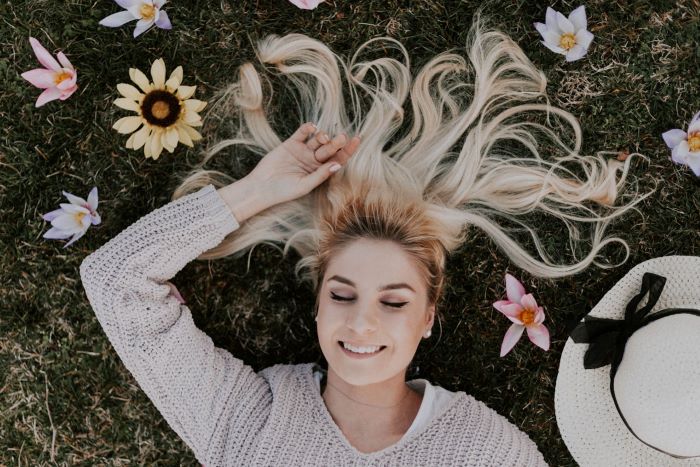 Ilustrasi kekuatan yang dimiliki seseorang yang mengalami masa sulit dalam hidup tapi tidak mengeluh menurut Psikologi. (Pexels/Julia Avamotive) - Image