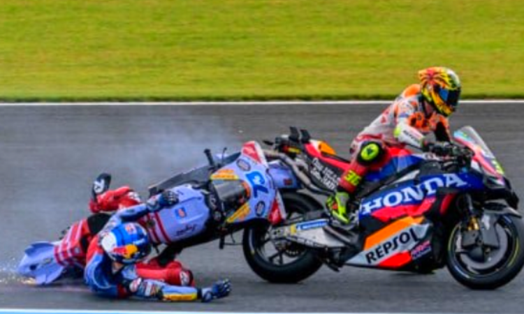 Insiden crash yang dialami Alex Marquez dan Joan Mir pada MotoGP Jepang Motegi 2024 (GP One) - Image