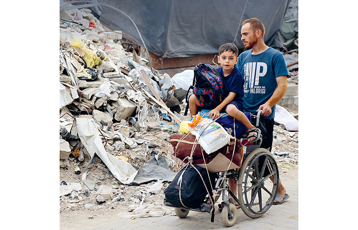 TERUSIR DARI KAMPUNG HALAMAN: Warga Jabalia tiba di Kota Gaza kemarin. Mereka terpaksa mengungsi setelah militer Israel mengancam menghancurkan Jabalia. (AFP) - Image